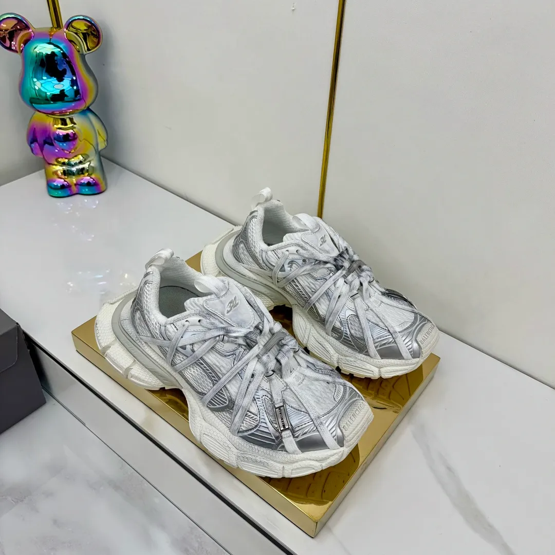 👟👟Ex-factory price 820👟👟 Balenciaga Balenciaga's latest popular 9th generation 3XL Sneaker Spider-Man series, couple's dad shoes, original purchase, development and production. Balenciaga 3XL Sneaker's overall shoe shape draws on the creative ideas of Balenciaga Track and Balenciaga Runner. It is equivalent to removing the outer frame of the Track shoe body while inheriting the streamlined shape and shape of the Runner. Track flat toe, new color matching, the entire shoe body is integrated into the spider binding shoelace design decoration, the exaggerated shape is more prominent. Fabric: original customized imported technical fabric + mesh inner lining: original customized breathable mesh lining. Outsole: original molded 5-layer ultra-light MD combination rubber sole. Bottom thickness: 5CM. Size: 35-45. Original packaging.